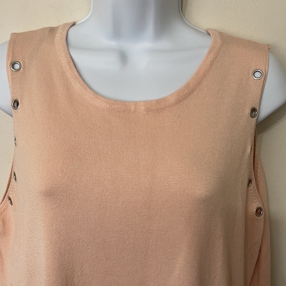 Ilanco Knit Pink Sleeveless Blouse With Grommet Detail - Picture 4 of 6